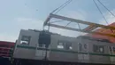 Proses penurunan 10 kereta rel listrik (KRL) yang tiba di Pelabuhan Tanjung Priok, Jakarta, Rabu (5/4). Sebanyak 10 gerbong KRL bekas didatangkan dari operator Tokyo Metro Jepang. (Merdeka.com/Imam Buhori)