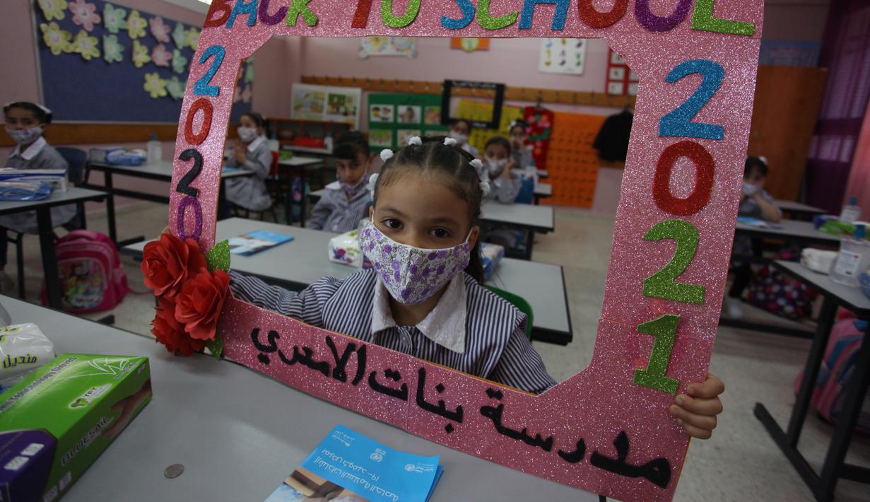 Para pelajar duduk di kelas pada hari pertama tahun ajaran baru di kamp pengungsi Al-Amari di Kota Ramallah, Tepi Barat (6/9/2020). Pelajar Palestina memulai tahun ajaran baru setelah belajar di rumah selama enam bulan akibat Covid-19. (Xinhua/Nidal Eshtayeh)
