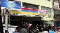 Dua minimarket di Luar Batang yang menjadi sasaran penjarahan jadi tontonan warga.