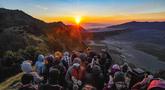 Pengunjung memadati Love Hill menunggu matari terbit di Bromo, Jawa Timur. Gunung Bromo dikenal sebagai salah satu lanskap paling magis di Indonesia. Perpaduan antara gunung megah, lautan pasir luas, serta kabut tipis yang menari di pagi hari menciptakan panorama emas yang sulit ditandingi. (merdeka.com/Arie Basuki)
