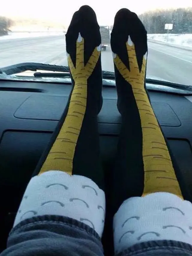 8 Desain Kaus Kaki Ini Bentuknya Nyeleneh Banget, Bikin Geleng Kepala