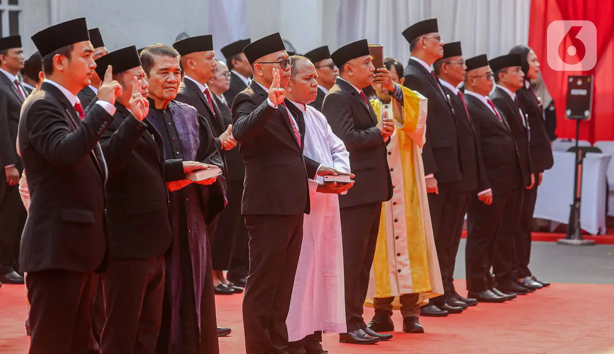 Anggota KPU Provinsi dan kabupaten/kota mengucapkan sumpah saat pelantikan di halaman Kantor KPU, Jakarta, Minggu (24/3/2023). (Liputan6.com/Faizal Fanani)