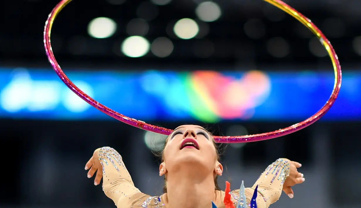 Katsiaryna Halkina dari Belarus saat bertanding dalam Individual Multiple of the Senam Ritmik di Olimpiade Eropa 2019 di Minsk (22/6/2019). Pesta Olahraga Eropa ke-2 2019 di Minsk, Belarus dimulai dari 21 Juni sampai 30 Juni 2019.  (AFP Photo/Kirill Kudryavtsev)