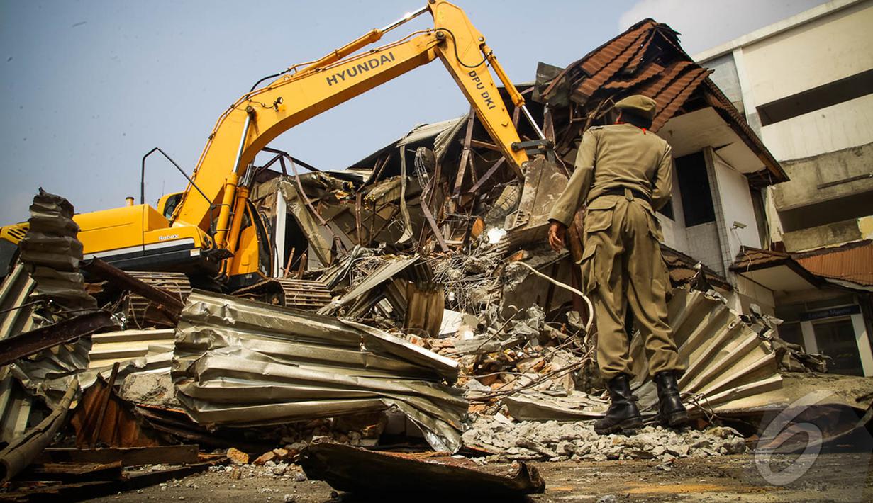 Ratusan personel Satpol PP Jaksel melakukan penertiban di Jalan Fatmawati, Jakarta (3/9/2014) (Liputan6.com/Faizal Fanani)