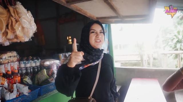 5 Potret Penampilan Sederhana Irish Bella, Pernah Nongkrong Pakai Sandal