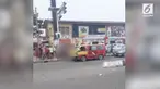 Beredar rekaman amatir menunjukkan tingkah seorang pria yang adang sebuah mobil tanpa mengenakan pakaian.