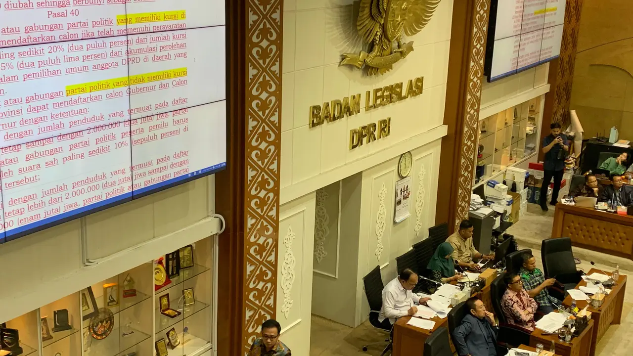 Baleg DPR membahas Revisi UU Pilkada serta keputusan Mahkamah Konstitusi MK yang membolehkan partai politik tanpa kursi di DPRD mengusung calon di pilkada.