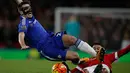 Bek sayap Chelsea, Cesar Azpilicueta ditekel gelandang Manchester United, Jesse Lingard, di Stadion Stamford Bridge, Inggris, Minggu (7/2/2016). Kedua tim bermain imbang 1-1. (AFP/Adrian Dennis)