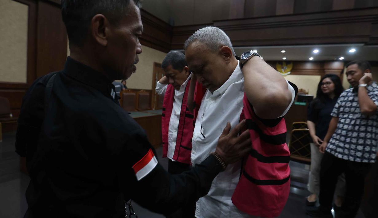 Selain pidana penjara, keduanya juga dihukum membayar denda sebesar Rp 1 miliar. Tampak dalam foto, Vice President Supply dan Distribusi Kantor Pusat PT Pertamina periode 2011-2015, Alfian Nasution (kedua kiri), bersama Direktur Pemasaran dan Niaga PT Pertamina tahun 2014, Hanung Budya Yuktyanta usai mengikuti sidang pembacaan putusan di Pengadilan Tindak Pidana Korupsi (Tipikor) Jakarta, Selasa (12/5/2026). (Kapanlagi.com/Budy Susanto)