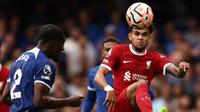 Penyerang sayap Liverpool, Luis Diaz (kanan) dikawal bek Chelsea, Axel Disasi dalam laga pekan pertama Premier League 2023/2024 di Stamford Bridge, Minggu (13/8/2023). Kedua pemain ini adalah pencetak gol dalam laga yang berakhir imbang 1-1 itu (HENRY NICHOLLS / AFP)