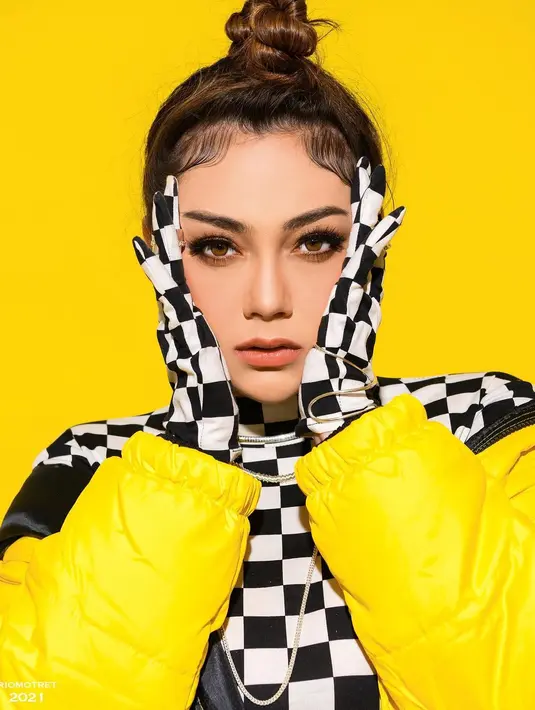 "Tadi kita sudah ketemu dan ngurus sih, jadi biar nggak ada opini-opini lagi gitu. Mudah-mudahan didoain aja nggak jadi masalah, kerjaan kita lancar semuanya," tambah Celine. 
 (Instagram/celine_evangelista)