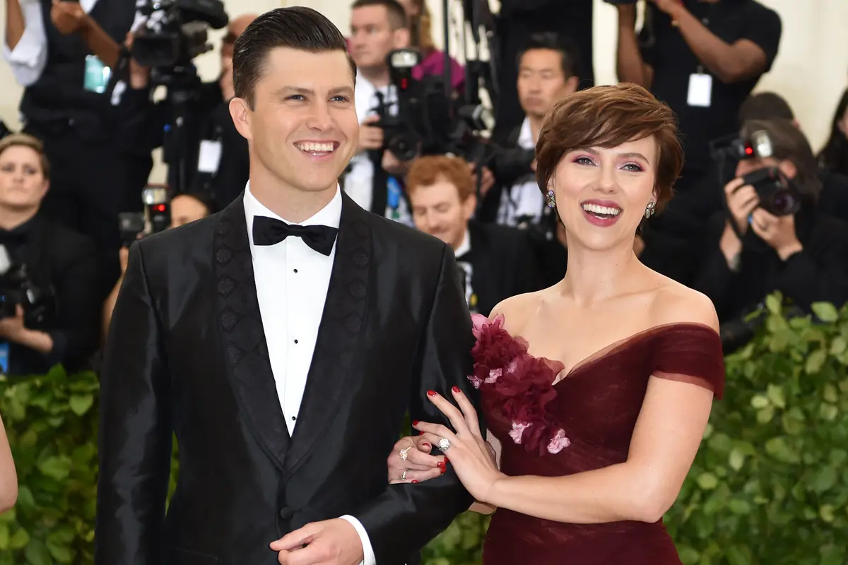 Gandeng Kekasih, Scarlett Johansson Pamer Tato di Met Gala 2018