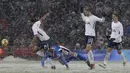 Pemain Rochdale, Andy Cannon jatuh saat berebut bola dengan pemain Tottenham, Mousa Dembele pada babak kelima Piala FA  di Wembley stadium, London, (28/2/2018). Tottenham menang 6-1. (AP/Matt Dunham)