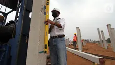 Pekerja mengukur tiang pancang pada Ground Breaking Marketing Boutique Bukit Podomoro Jakarta di Jakarta (2/10/2021). Anak PT Agung Podomoro Land Tbk (APLN), PT Graha Cipta Kharisma melaksanakan Ground Breaking Marketing Boutique dan Show Unit Bukit Podomoro Jakarta. (Liputan6.com/HO/APL)