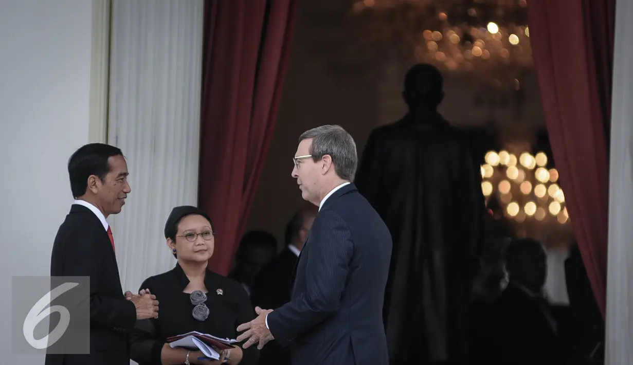 Presiden Joko Widodo (Jokowi) berbincang dengan Dubes LBBP Republik Kolombia, Jose Renato Salazar Acosta, usai pertemuan dengan 18 Duta Besar Negara Sahabat, di Istana Merdeka, Jakarta, Selasa (4/10). (Liputan6.com/Faizal Fanani)