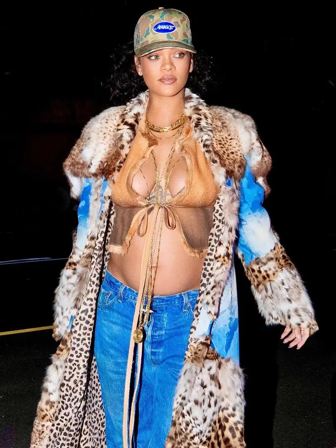 Gaya hamil Rihanna