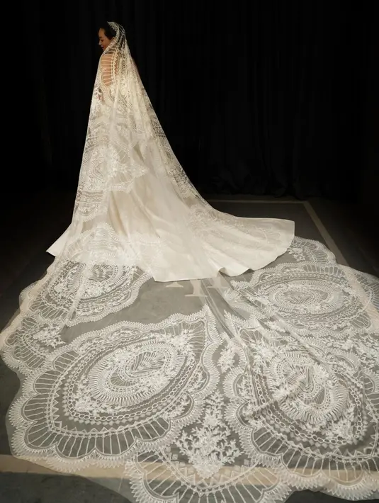 Dipadukan dengan veil bersulam halus sepanjang empat meter. [@monicaivena].