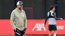 Pelatih Liverpool, Jurgen Klopp menyaksikan pemainnya mengikuti sesi latihan di pusat pelatihan Axa di Kirkby, Liverpool, Inggris (14/9/2021). Liverpool akan bertanding melawan wakil Italia, AC Milan pada Grup B Liga Champions di Anfield. (AFP/Paul Ellis)