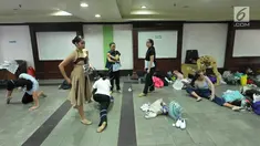 Para peserta melakukan pemanasan sebelum tampil dalam Namarina bertajuk 'Internal Jazz dance Competition 2018' di Jakarta, Minggu (6/5). Lomba ini terbagi atas kategori solo dan grup. (Liputan6.com/Herman Zakharia)