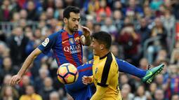 Gelandang Barcelona, Sergio Busquets, berebut bola dengan gelandang Malaga, Pablo Fornals, dalam lanjutan La Liga di Camp Nou, Barcelona, Sabtu (19/11/2016). (AFP/Lluis Gene)