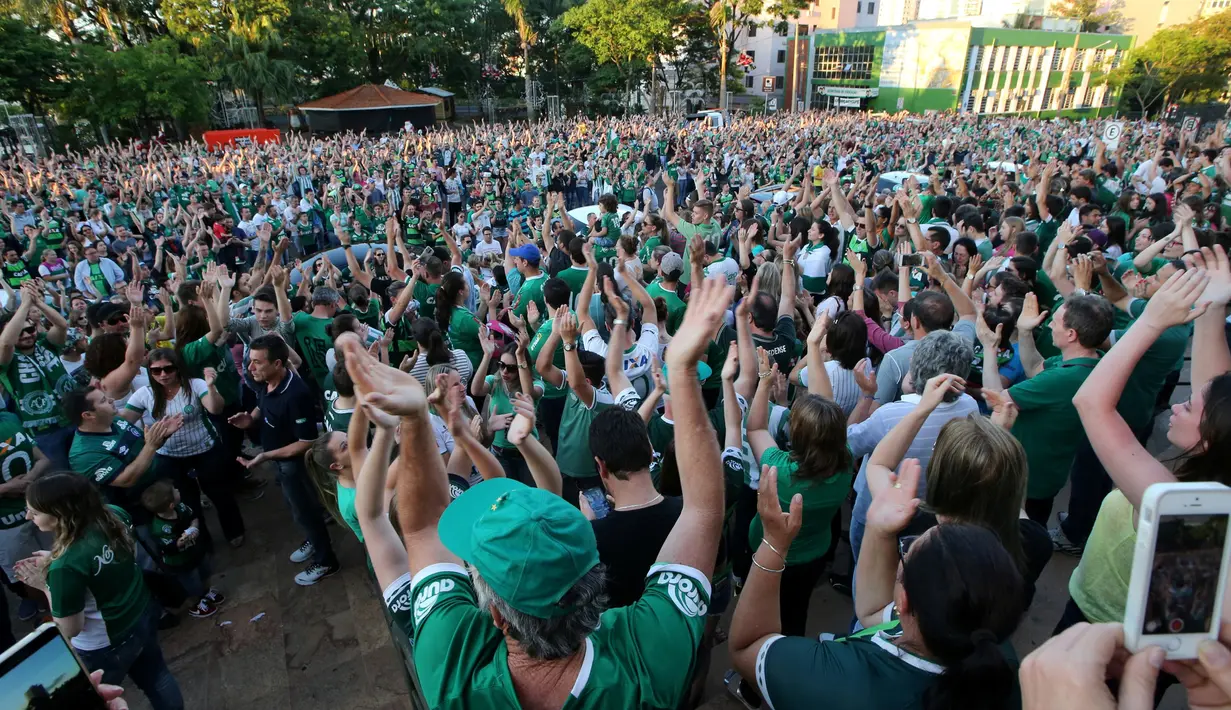 Sejumlah fans berkumpul di kota Chapeco, Brasil, atas tragedi jatuhnya pesawat yang ditumpangi klub sepakbola Chapecoense, Selasa (29/11). Hijau yang menjadi warna seragam klub Chapecoense mendominasi hampir seluruh negara Brasil. (REUTERS/Paulo Whitaker)