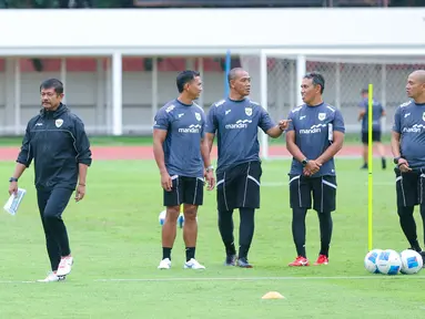 Pelatih Timnas Indonesia U-22, Indra Sjafri, memimpin langsung persiapan skuad Garuda jelang menghadapi Timnas Mali di Stadion Madya, Senayan, Jakarta, Jumat (14/11/2025). (Bola.com/M Iqbal Ichsan)