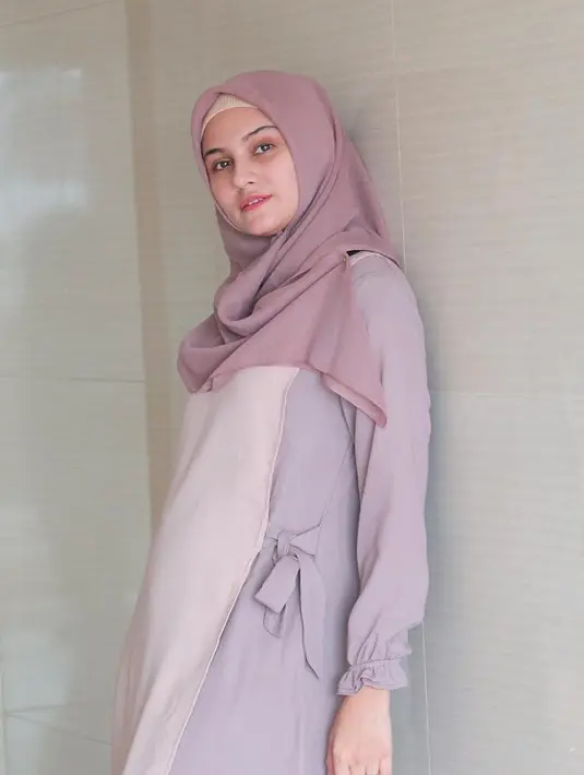 Di bulan Ramadan tahun ini, Khaleev sudah mulai belajar untuk berpuasa meski hanya setengah hari. Sebagai ibu, ternyata Zee Zee mempunyai cara yang unik untuk menyemangati anaknya itu. (Instagram/zeezeeshahab)