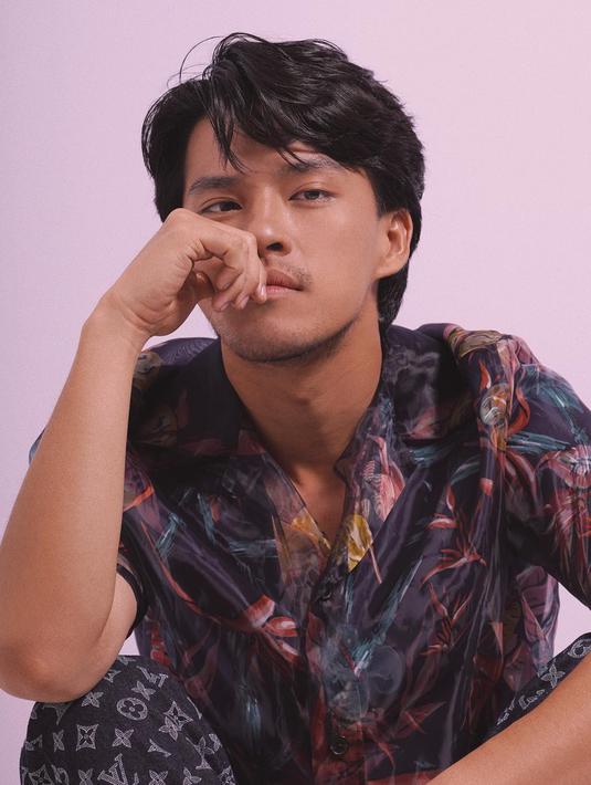 Dengan style rambut layaknya orang zaman dahulu, Morgan banjir pujian dari netizen. Memang, gaya vintage seperti ini sangat cocok untuk Morgan. Pemenang Pemeran Pendukung Pria Terfavorit di Indonesian Movie Actors Awards 2019 terlihat sangat tampan dengan kemeja vintage. (Liputan6.com/IG/@morganoey)