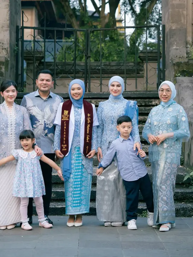 Irish Bella saat Hadiri Wisuda Putri Sambung kompak pakai busana serba biru. [@_irishbella_]