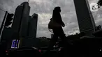 Aktivitas para pekerja saat jam pulang kerja melintasi jalan Kawasan Jalan MH Thamrin, Jakarta, Senin (2/12/2024). (Liputan6.com/Angga Yuniar)