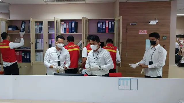 Suasana penggeledahan di lt. 5 Ruang Keuangan Trisuri & Collection terkait dugaan korupsi BBM PT Pertamina Patra Niaga