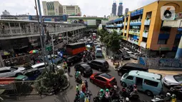Suasana arus kendaraan di kawasan Pasar Tanah Abang, Jakarta Pusat, Minggu (2/5/2021). Pusat Grosir Pasar Tanah Abang ramai didatangi pengunjung yang berbelanja menjelang Lebaran dengan berdesak-desakan tanpa jaga jarak. (Liputan6.com/Johan Tallo)