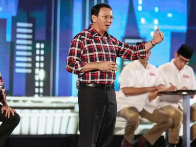 Cagub DKI nomor 2 Basuki T Purnama (Ahok) menjawab pertanyaan dari pasanganya lawannya saat debat kedua Cagub DKI-Jakarta, Jumat (27/1). (Liputan6.com/Faizal Fanani)