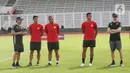 Kedua pembalap juga berbincang dengan akrab bersama Rizky Ridho dan Ferrari, serta penjaga gawang Andritany Adhiyasa. (Liputan6.com/Angga Yuniar)