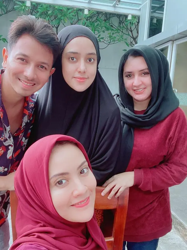 6 Potret Kebersamaan Fairuz A Rafiq dan Kakak yang Seorang Bupati