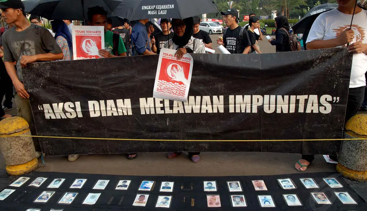 Jaringan Solidaritas Korban untuk Keadilan melakukan aksi Kamisan di depan Istana Merdeka, Jakarta, Kamis (12/6/14). (Liputan6.com/Miftahul Hayat)