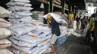 Aktivitas pekerja saat bongkar muat karung beras di Pasar Induk Beras Cipinang (PIBC), Cipinang, Jakarta Timur, Selasa (31/1/2023). Stok beras di PIBC saat ini tercatat berada di angka 13.389 ton. Jumlah tersebut diperkirakan mampu mencukupi stok untuk sekitar 6-7 hari ke depan dengan perkiraan konsumsi beras di DKI Jakarta 2.000 ton per hari. Menurut catatan Kadin DKI Jakarta, angkanya sekitar 1.895 ton per hari. (merdeka.com/Iqbal S. Nugroho)