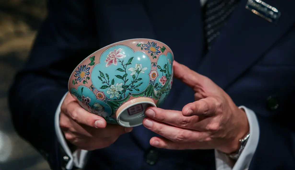 Sebuah mangkuk langka dari masa Dinasti Qing diperlihatkan saat pratinjau media di rumah lelang Sotheby’s Asia, Hong Kong, Selasa (3/4). Mangkuk berdiameter 14,7 sentimeter itu digunakan pada awal abad ke-18 oleh Kaisar Kangxi. (ISAAC LAWRENCE/AFP)