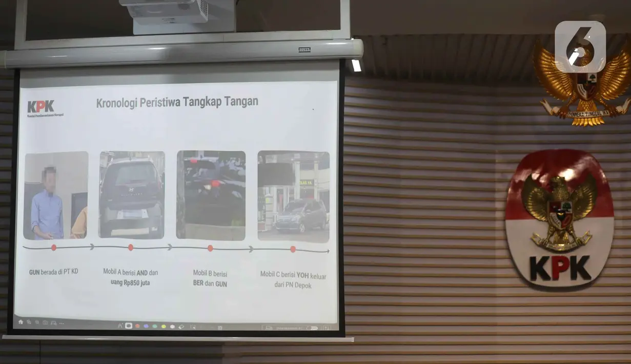 Layar monitor menampilkan kronologi peristiwa tangkap tangan terduga pelaku tindak pidana korupsi terkait penerimaan atau janji dalam pengurusan sengketa lahan di Pengadilan Negeri Depok di gedung Merah Putih Komisi Pemberantasan Korupsi (KPK), Jakarta, Jumat (6/2/2026). (Liputan6.com/Helmi Fithriansyah)