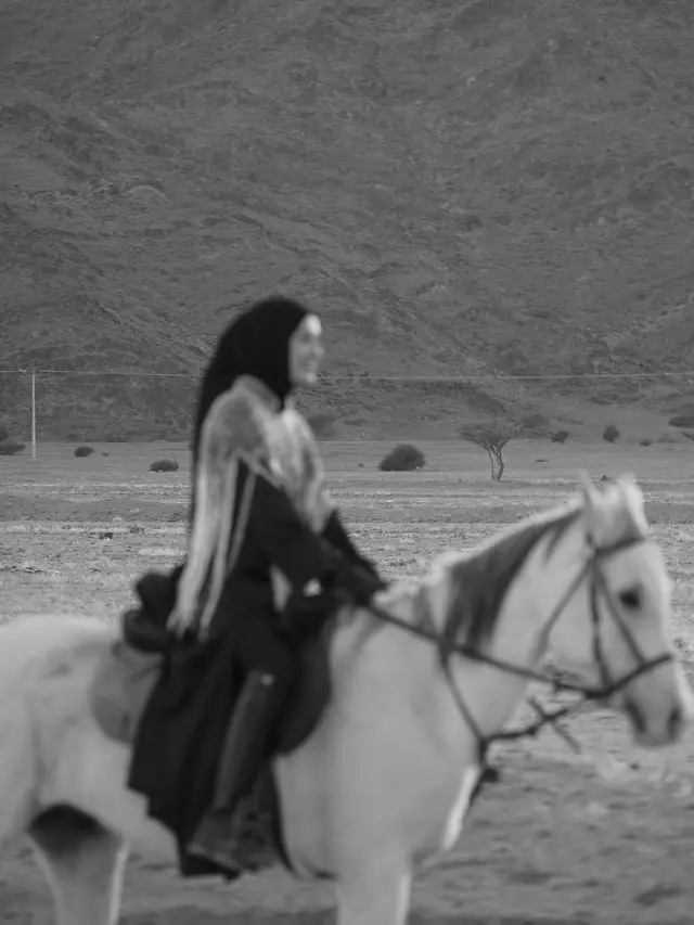 Gaya Pasutri Kece Rey Mbayang & Dinda Hauw saat Riding Date di Tengah Ibadah Umrah