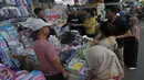 Saat memasuki tahun ajaran baru, Pasar Asemka, Jakarta ramai dikunjungi warga yang berbelanja kebutuhan alat tulis sekolah. (merdeka.com/Imam Buhori)