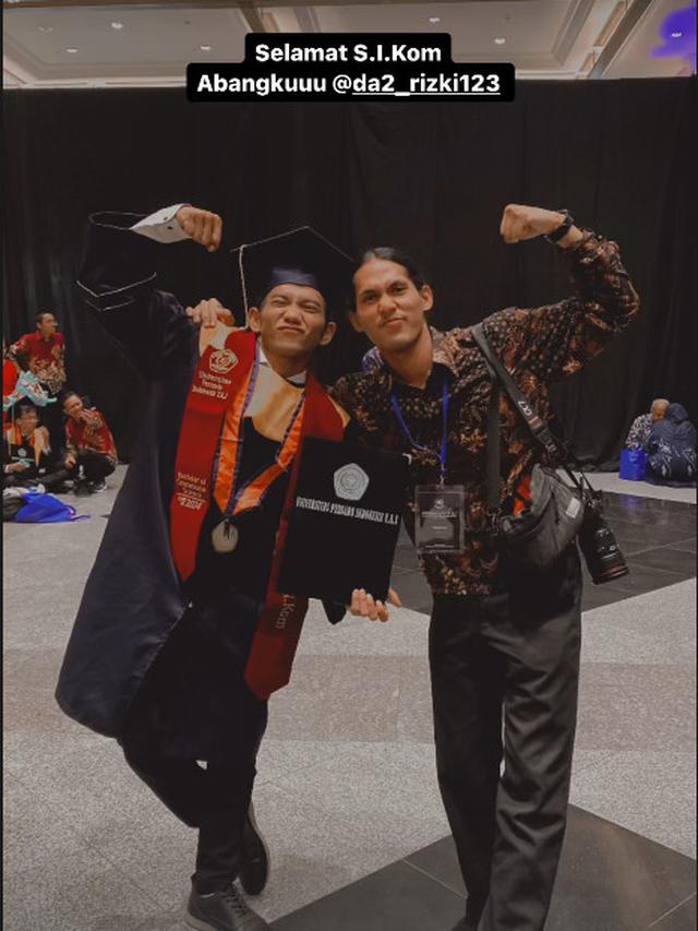 6 Potret Wisuda Rizki DA Didampingi Hersa Rahayu,