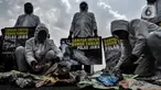 Aktivis membawa poster saat aksi "Sampah Impor Bunuh Sungai Pulau Jawa" di kawasan Patung Kuda, Monas, Jakarta, Senin (3/5/2021). Aktivis tergabung dalam Ecoton dan Forkadas (Forum Komunitas Daerah Aliran Sungai Citarum, Ciujung, serta Ciliwung Institut). (merdeka.com/Iqbal S. Nugroho)