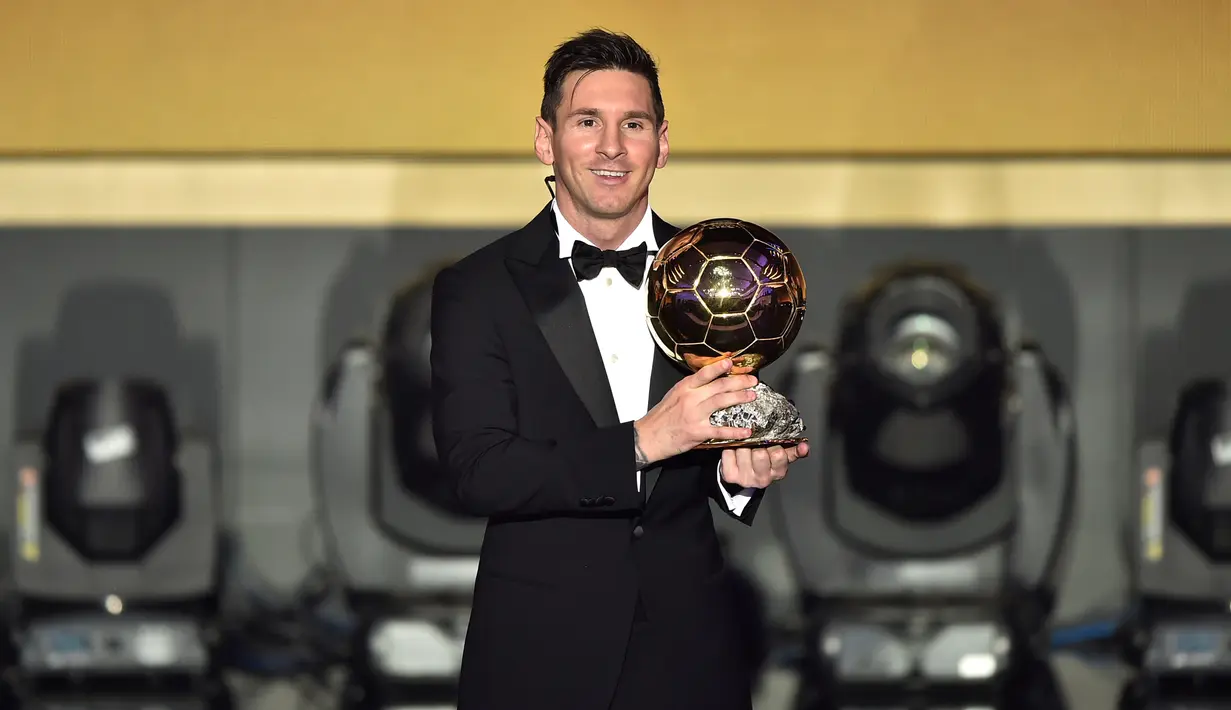 Pemain Barcelona, Lionel Messi memegang trofi setelah memenangkan pemain terbaik dunia FIFA Ballon d'Or 2015 di Kongresshaus, Zurich, Senin ( 11/1). Ini adalah kelima kalinya Messi meraih Ballon d'Or. (AFP PHOTO/FABRICE COFFRINI)