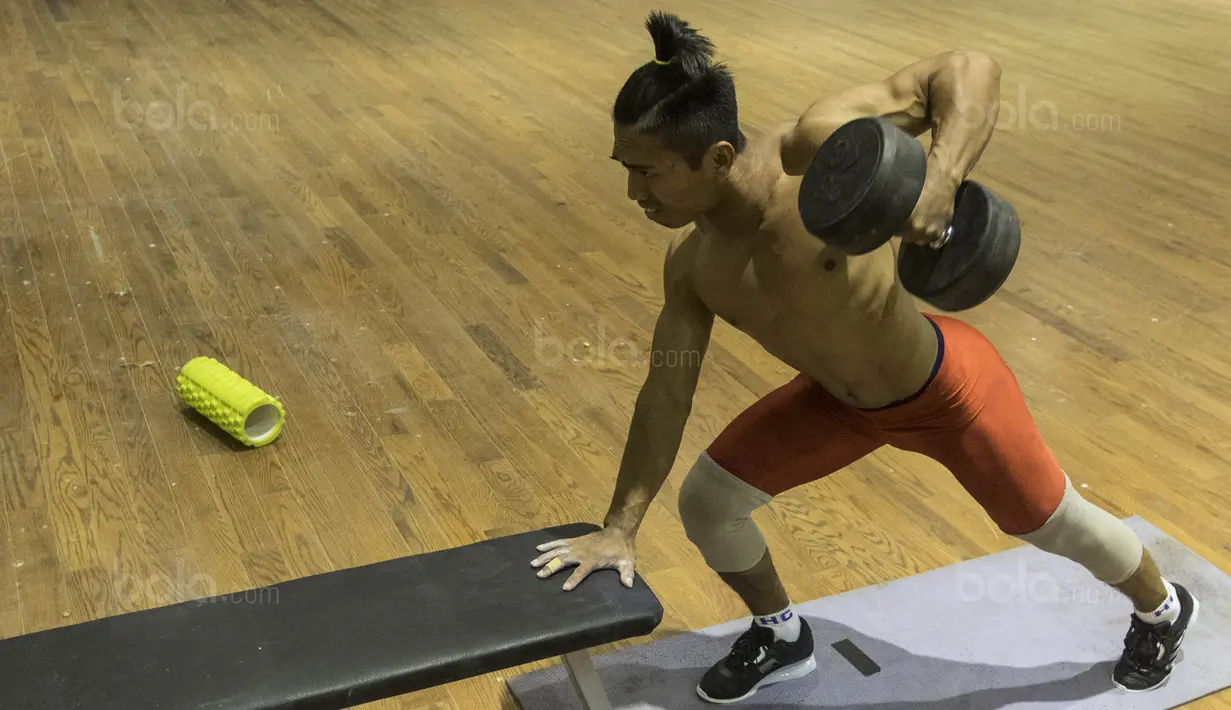 Lifter Indonesia, Deni, melakukan pendinginan saat latihan di Gymnasium Sabilulungan, Jumat (21/7/2017). Tim angkat besi Indonesia melakukan persiapan jelang SEA Games 2017 Malaysia. (Bola.com/Vitalis Yogi Trisna)