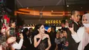 Dress hitam Prilly kali ini tanpa tali dengan atasan bustier yang dipenuhi payet dan manik-manik berkilauan, dipadu rok panjang menjuntai hingga ke lantai, dengan detail high slit. [Foto: Instagram/prillylatuconsina96]