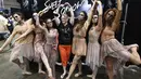 Anggota dari Leigh Purtill Zombie Dance Company berpose untuk foto saat acara ScareLA 'Monsters Come Together' di Los Angeles, California (6/8). (AFP Photo/Mark Ralston)