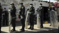 Polisi berjaga di luar Penjara Lurigancho saat protes narapidana di Lima, Peru, Selasa (28/4/2020). Narapidana mengeluhkan pihak berwenang tidak berbuat cukup untuk mencegah penyebaran COVID-19 dalam penjara. (AP Photo/Rodrigo Abd)