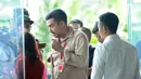 Wasekjen DPP Partai Golkar Maman Abdurrahman saat berada di Gedung KPK, Jakarta, Senin (27/11). Ia menyebut diperiksa sebagai saksi meringankan atau saksi a de charge untuk Ketua Umum Golkar Setya Novanto. (Liputan6.com/Helmi Fithriansyah)