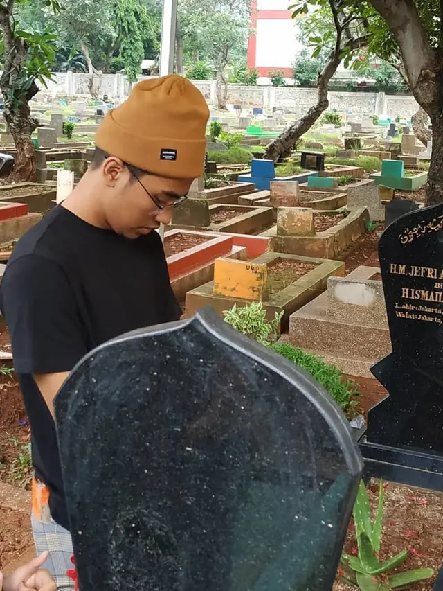 5 Momen Abidzar Al Ghifari Ziarah ke Makam Ustaz Jefri di Hari Ulang Tahunnya